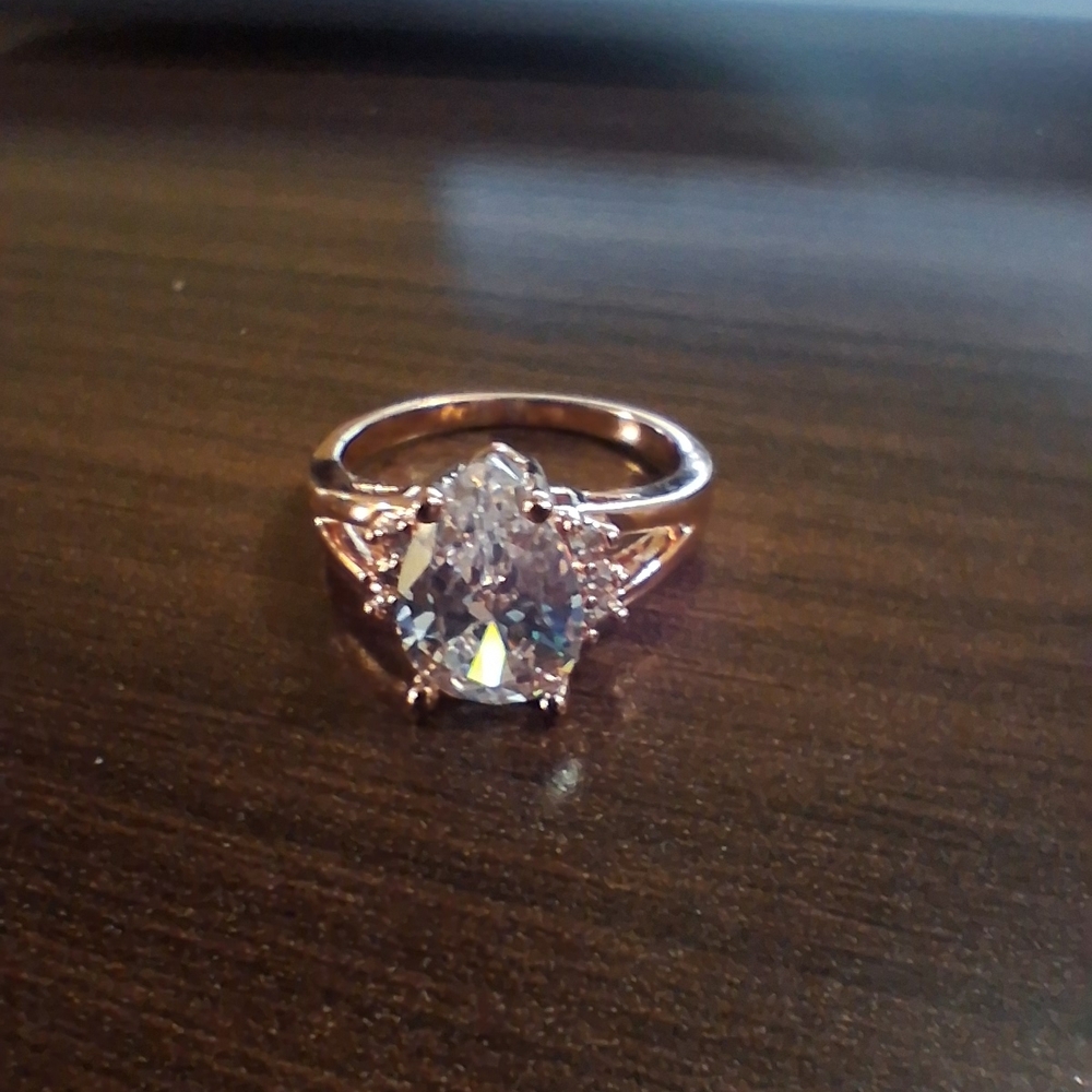 Elegant Rose Gold Ring with Clear Gemstone